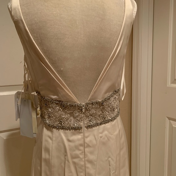 Jim Hjelm Wedding Dress 8916 - Picture 6 of 12